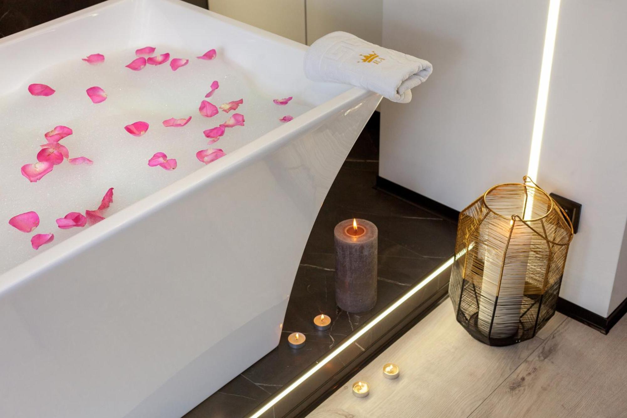 Royal Romantic Apartment With Bathtub Lemberg Exterior foto