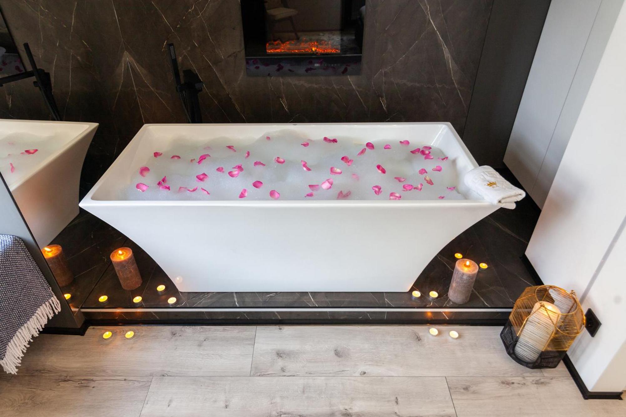 Royal Romantic Apartment With Bathtub Lemberg Exterior foto